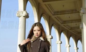 AISS爱丝(黄金版) – 看！欣杨在街角的私拍中流露出的活力，比早晨的咖啡还提神。