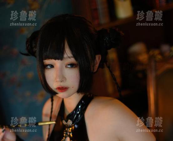 女孩在原图中肆意绽放，PAKI草莓酱的作品真会玩。