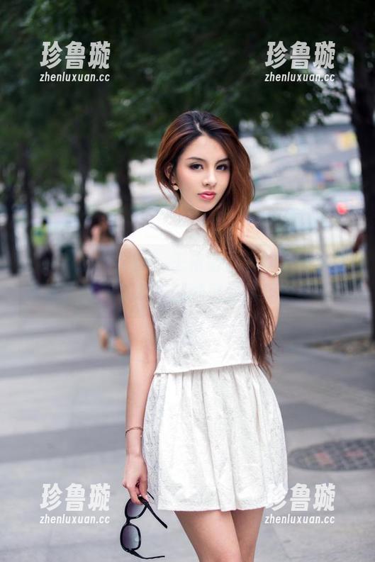 TuiGirl推女郎-王依萌 TuiGirl推女郎 - 王依萌全套裸足图集,讲真,踩在草地上那种感觉还是蛮爽的。