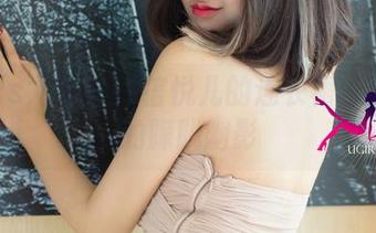 UGirls尤果网 – 信悦儿的连衣裙：美图中的朦胧幽影