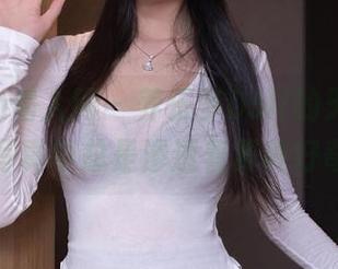 Xiuren秀人网 – 养乐多Doll的天台，高清写真中总是渗透着那种好奇。