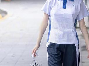 Xiuren秀人网 – 顾楚楚的校园图集：从一本正经到躺坏书本的灵动小表情！