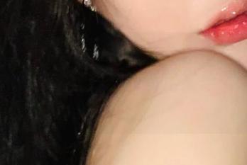 微密圈 – “纯白即是真理”：不爱笑的赛琳的高清图片让我们重新定义什么叫清新脱俗。