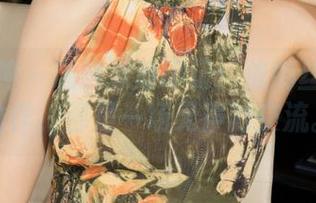 克拉女神 – 精选泳池印记：依娜丝的每个动作，都是一场无声的交流。