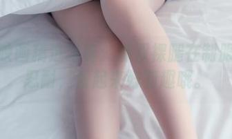 兔玩映画精选写真：那双裸腿在制服中的忍耐，看起来好有趣哦。