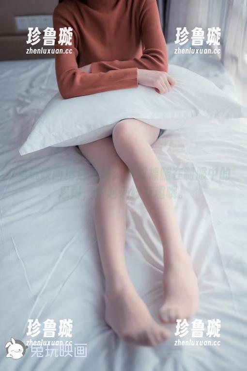 兔玩映画精选写真：那双裸腿在制服中的忍耐，看起来好有趣哦。
