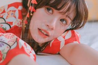 套图里的千反田鹿子，豹纹搭配上罩纱，连泳池里的水都变得羞涩了。