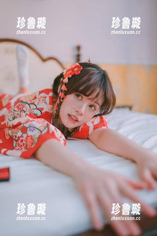 千反田鹿子 套图里的千反田鹿子,豹纹搭配上罩纱,连泳池里的水都变得羞涩了。