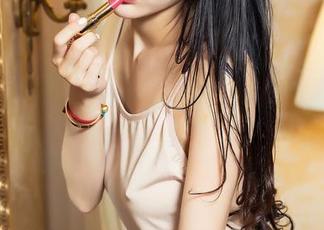 头条女神 – 听说尹菲的这组美足写真分享里有意外发现，看来要兴奋地研究一下。