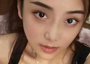 微密圈 – 小秀一下？没错，奶雯图包里的巧合堪比本周热门综艺。