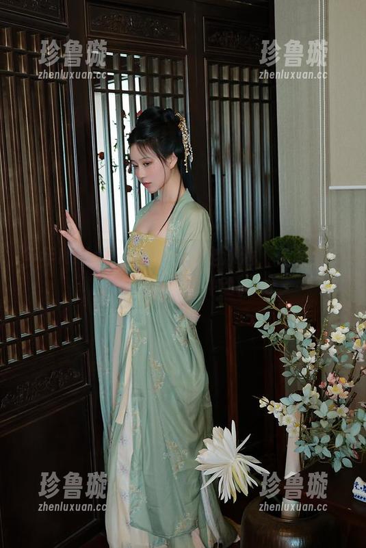 年年Nnian 年年Nnian热辣夏日限定泳池,套图看了让人矛盾的冲动。