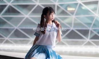 御子Yumiko的私拍校服作品：上课认真思考与闲聊谈心的结合