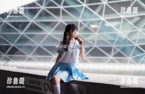 御子Yumiko的私拍校服作品：上课认真思考与闲聊谈心的结合