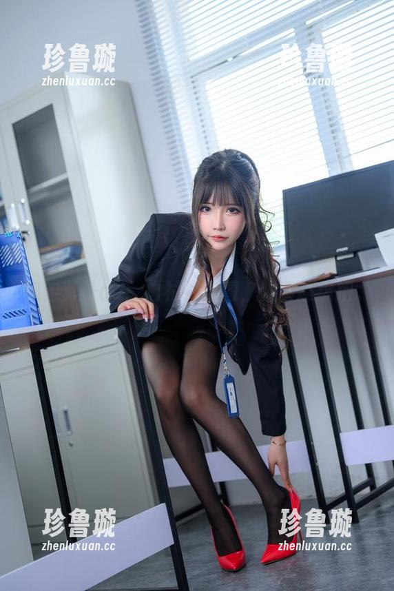 抱走莫子aa 抱走莫子aa:白衬衫美图,越看越想抱。