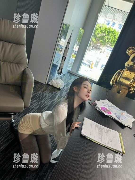是小逗逗 微密圈 - 深入是小逗逗的比基尼无圣光图包,线条变得柔软,让我想起了那一次沙滩派对。