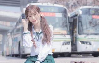 透纱白裙大挑战：王羽杉在线美图，看看她如何让风也变得优雅。