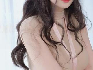 找到空姐的味道：白银81的私拍图片别有一番滋味。