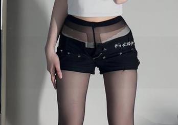 微密圈 – 白龙猫女在精选图集中的肉丝秀禾服，挑逗眼球不已