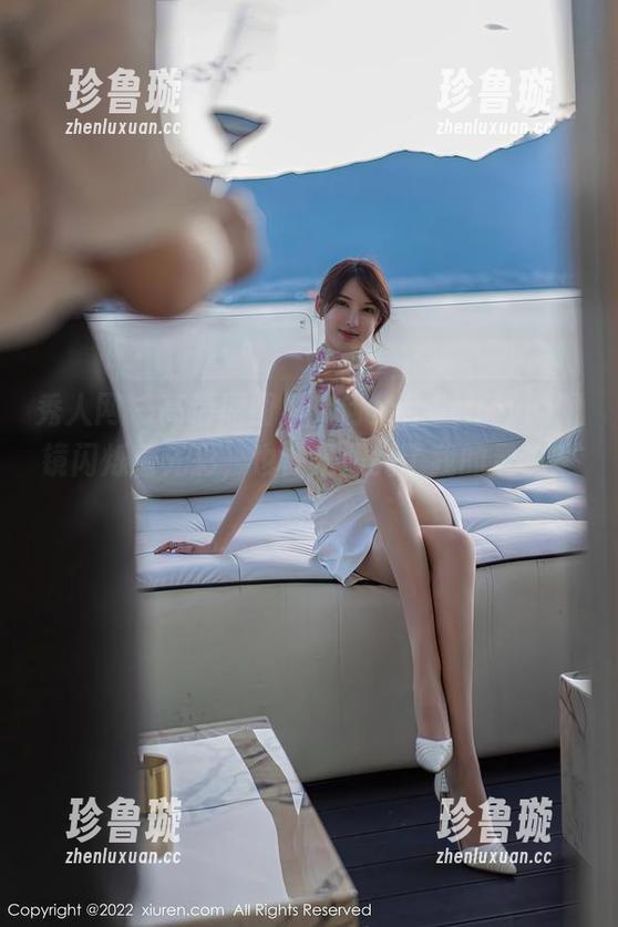 秀人网-何梦兮Stacy 秀人网 - 高清原图里,何梦兮Stacy的眼镜闪烁着光彩,也许是照亮了我的灵魂?!