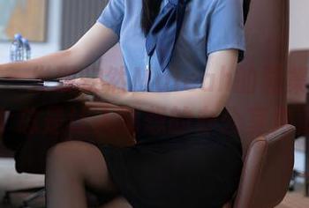 秀人网 – 发现安然Maleah的图集更新：一个总是让人猜想的办公室角落。
