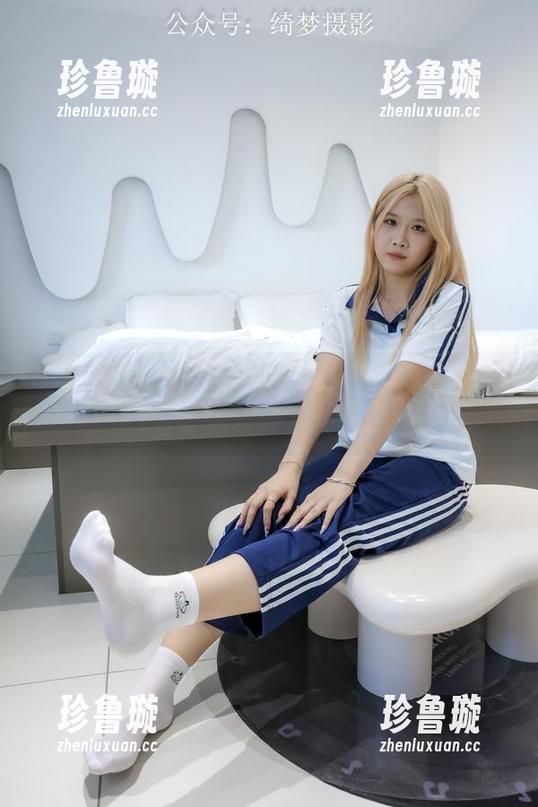 绮梦摄影 - 桃桃的丝袜写真，一整个全集让我傻傻站撸？