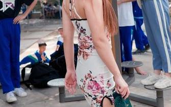 魔镜街拍 – 婷婷的全套写真——在寒风里也翘得过分的肉丝美人