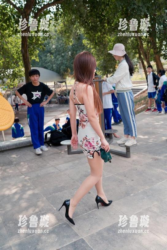 魔镜街拍-婷婷 魔镜街拍 - 婷婷的全套写真——在寒风里也翘得过分的肉丝美人