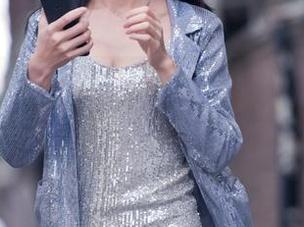 魔镜街拍 – 楼楼的白色连衣裙，怎么看都是个“随风而起”的仙女气质。