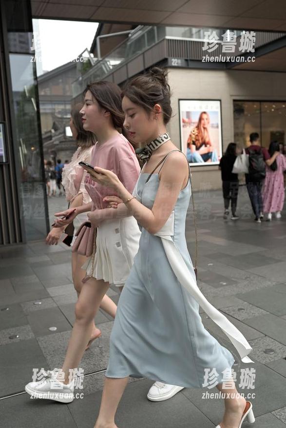 套图来了！魔镜街拍带你瞅一瞅：足球场肉丝美女，用口罩挡不住的笑容，太会玩了！